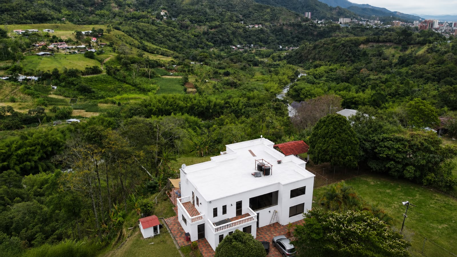 Vista aérea de la casa sobre el valle del Combeima