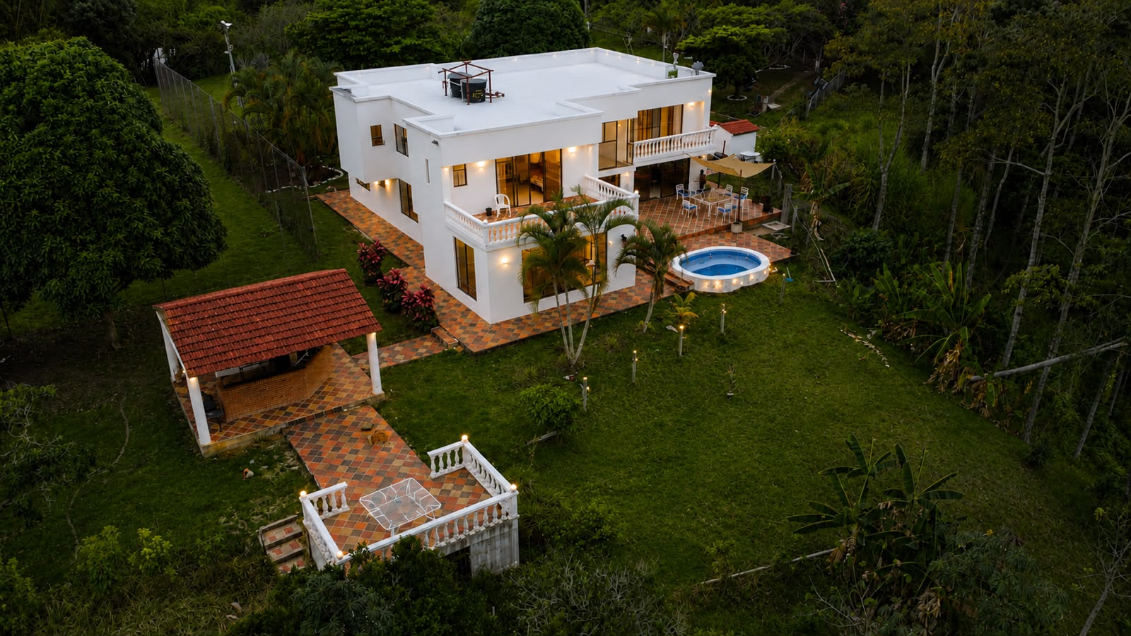Vista aérea de la casa iluminada al anochecer