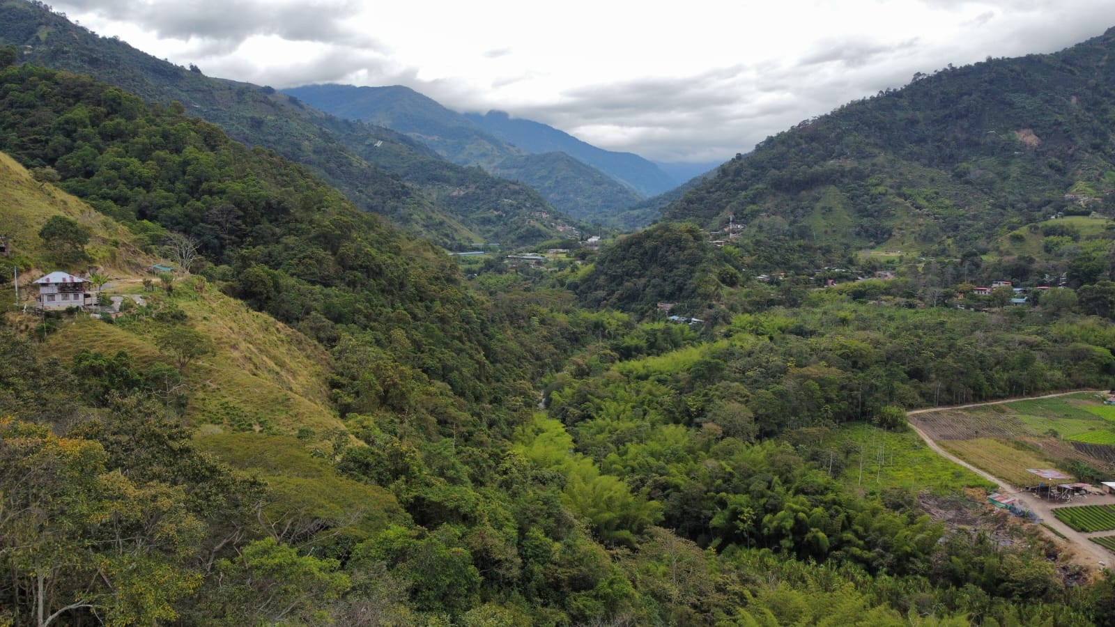Montañas y veredas del Cañón del Combeima